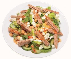 Salata greceasca cu bucatele de pita