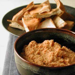 humus cu usturoi si rosii uscate