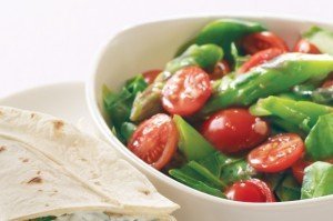 Salata cu spanac, rosii si sparanghel 1 salata rosii spanac sparanghel