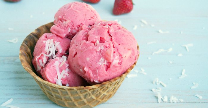 Inghetata de iaurt cu capsuni rumenite