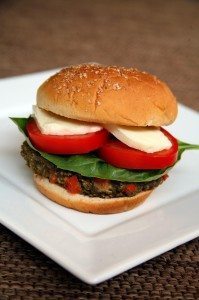Burger vegetal cu chiftea din fasole, fulgi de ovaz si rosii 1 burger-vegetal-cu-chiftea-din-fasole