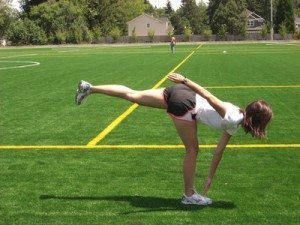 Stretching static Vs Incalzire dinamica: ce alegem inainte de antrenament? 8 cumpana cu aplecare