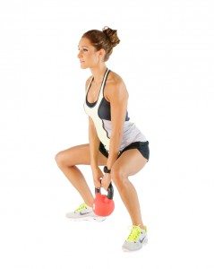 10 variante de genuflexiuni pe care TREBUIE sa le incerci 8 genuflexiune sumo cu kettlebell