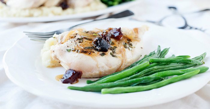 Pui cu prune uscate si salvie 1 pui cu prune uscate si salvie