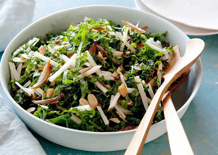 10 Superalimente pe care ar trebui să le incluzi în dieta ta pentru a te simți excelent 2 salata de kale si mere