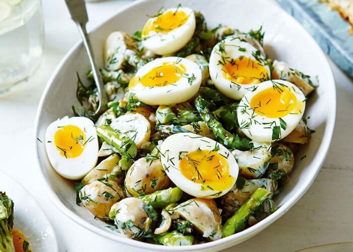 8 nutrienti care e posibil sa le lipseasca atletilor 5 salata de cartofi oua si sparanghel