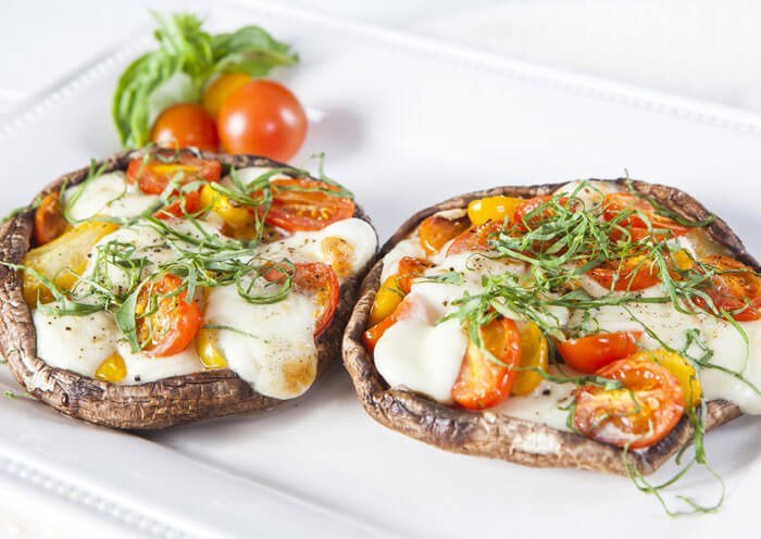 ciuperci umplute cu rosii si mozzarella