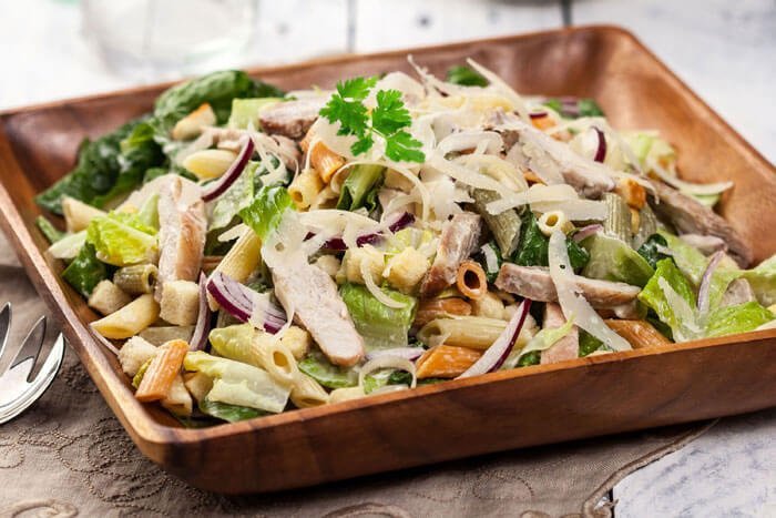 Salata din piept de pui si paste 1 salata cu pui si paste