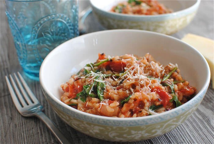 Orez cu spanac, rosii si parmezan 1 orez cu spanac rosii si busuioc