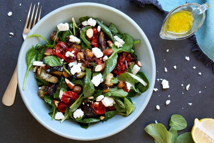Salata cu vinete coapte, spanac si feta 1 salata din vinete coapte spanac si feta