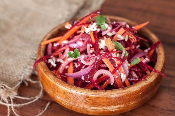 Salata de sfecla rosie, morcovi si branza de capra