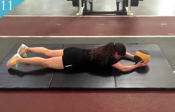 13 cele mai eficiente exercitii cu mingea medicinala 12 exercitii cu mingea medicinala