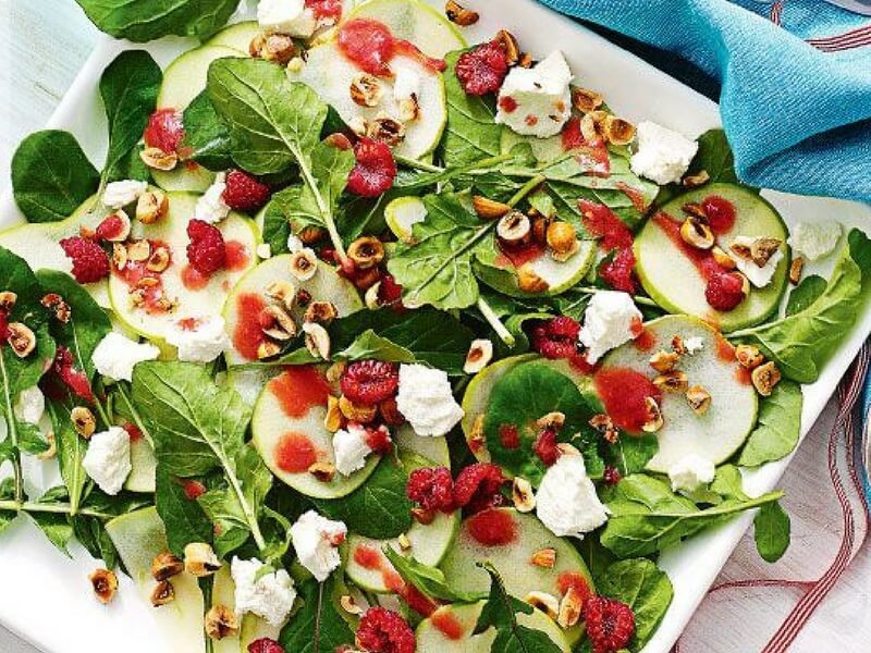 Salata lui Chalene Johnson cu brânză Feta, zmeură și mere 1