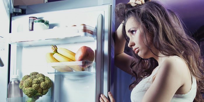 Mancatul noaptea  - motivul pentru care te ingrasi