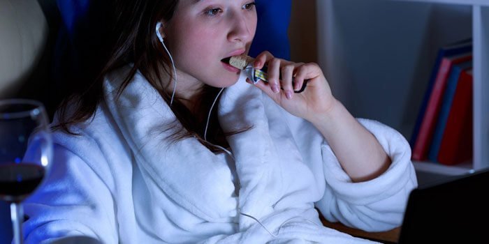 Mancatul noaptea: cauze, riscuri si cele mai simple solutii 1