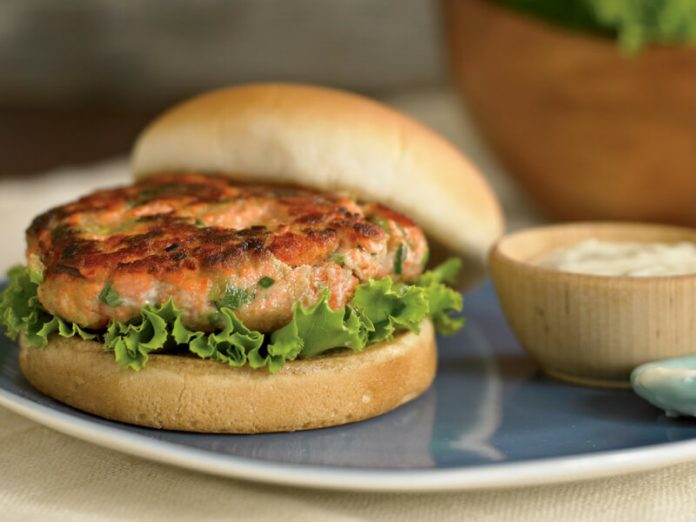 Burgerul de somon, o alternativa la burgerul traditional Burgerul de somon, o alternativa la burgerul traditional
