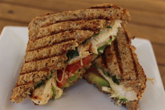 Panini-de-pui-cu-rosii,-busuioc-si-avocado