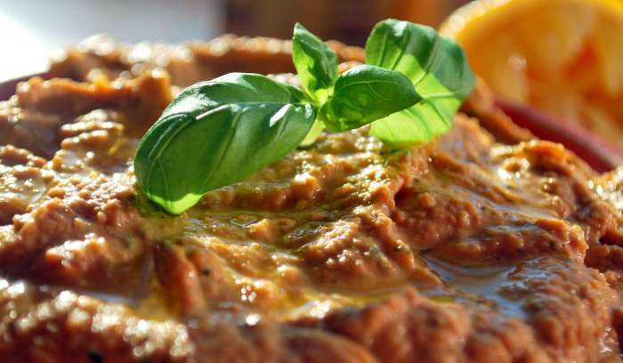 Hummus rapid cu rosii si busuioc