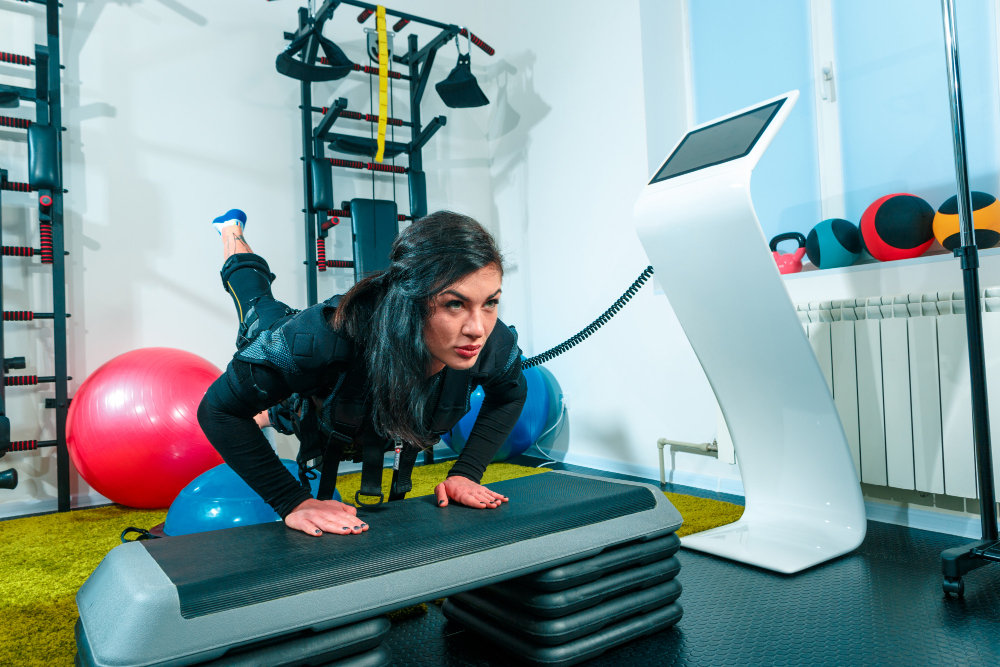 Ce este EMS?  Incursiune in antrenamentul care foloseste electricitatea pentru tonifierea musculara 1