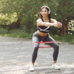 Genuflexiuni cu banda de rezistenta. 15 exercitii pentru un corp sculptat. 10