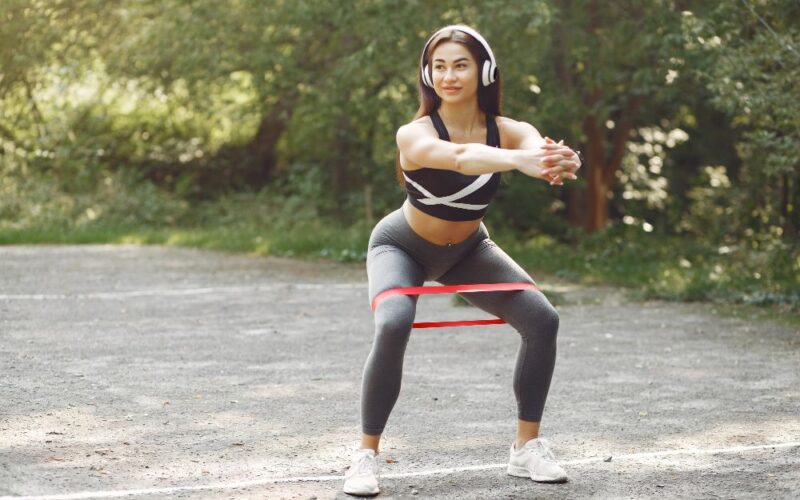 Genuflexiuni cu banda de rezistenta. 15 exercitii pentru un corp sculptat.