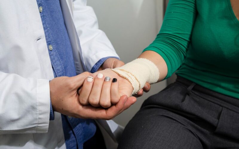 Viața după un traumatism: Cum te ajută ortezele medicale?