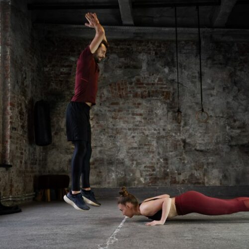 Exercitiile burpee sau flotarile cu saritura. Tot ce trebuie sa stii.