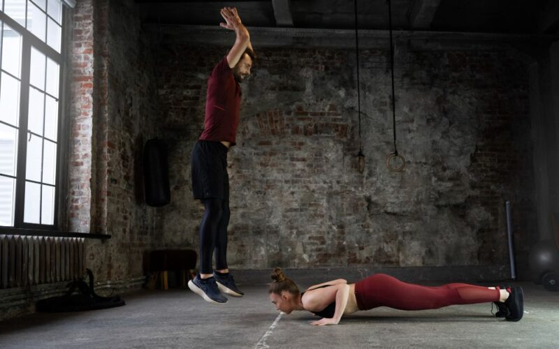 Exercitiile burpee sau flotarile cu saritura. Tot ce trebuie sa stii.