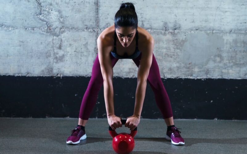 Antrenament cu kettlebell pentru forta si conditie fizica
