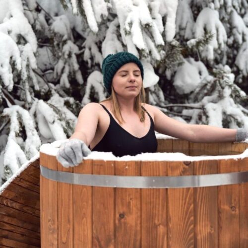 Băile în apă rece: beneficii și riscuri