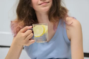 De ce ar trebui să îți începi ziua cu apă caldă și lămâie?