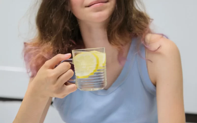 De ce ar trebui să îți începi ziua cu apă caldă și lămâie?​