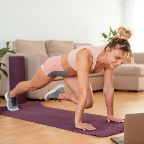 Tendințele anului în fitness: totul despre experiența hibridă