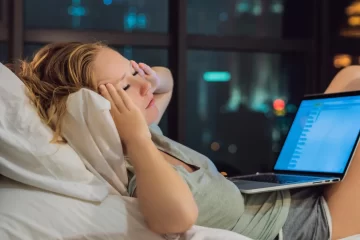 Cum ne fură tehnologia somnul: un ghid esențial