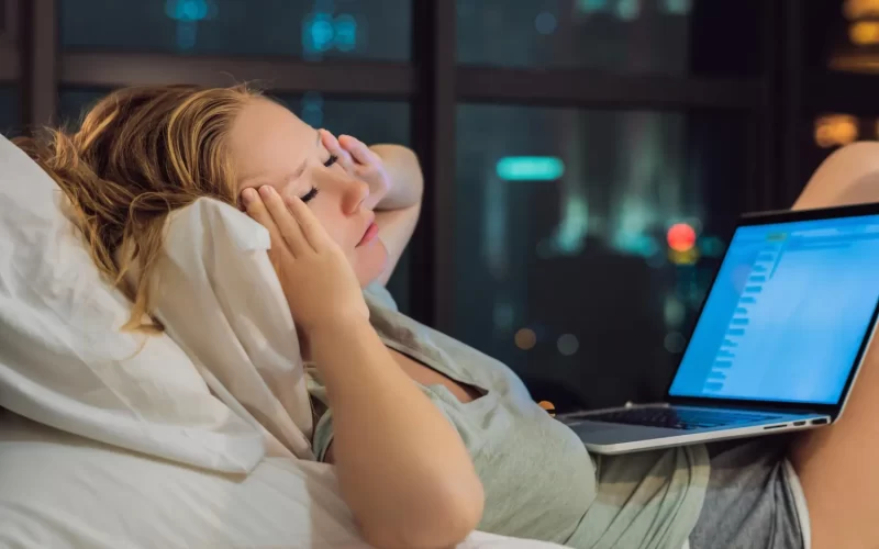 Cum ne fură tehnologia somnul: un ghid esențial