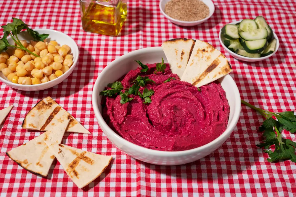 Sfeclă roșie coaptă pe farfurie – idee de garnitură simplă