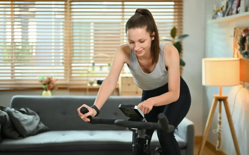 Câte calorii arzi pe bicicleta statică? Ghid complet [2026]